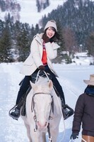 金村美玖（日向坂46）1st写真集「羅針盤」より、北海道・トマムの雪原で乗馬を初体験するカット。（撮影：佐藤佑一）