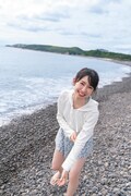 金村美玖（日向坂46）1st写真集（タイトル未定）より、和歌山の海岸で撮影された1枚。（撮影：佐藤佑一）