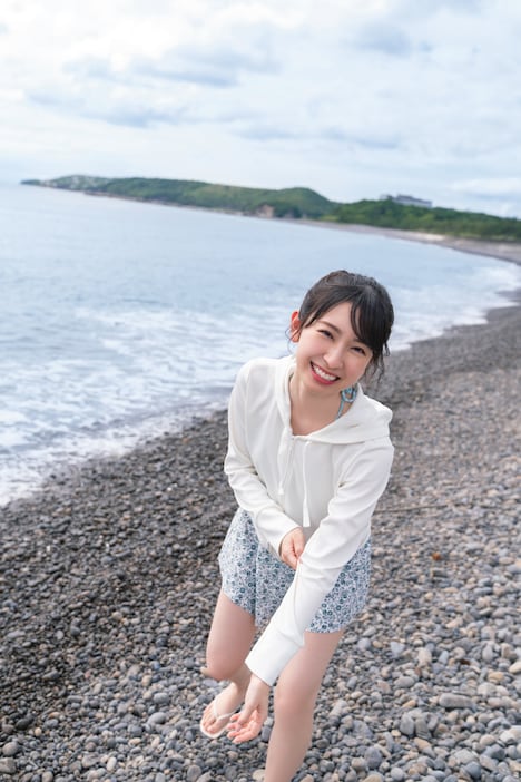 金村美玖（日向坂46）1st写真集「羅針盤」より、和歌山の海岸で撮影された1枚。（撮影：佐藤佑一）