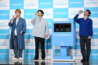 ペットボトルの正しい分別法を実演する3人。