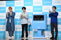 ペットボトルのラベルをはがす3人。