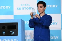 ペットボトルのラベルをはがす草なぎ剛。