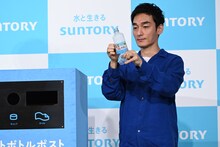 ペットボトルのラベルをはがす草なぎ剛。