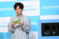 ペットボトルのラベルをはがす稲垣吾郎。