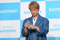 ペットボトルのラベルをはがす香取慎吾。