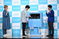 つぶしたペットボトルを「ペットボトルポスト」に投函する稲垣吾郎。