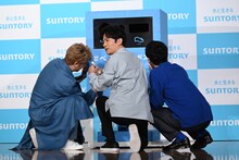 3人そろって報道陣に背を向けていることを気にする稲垣吾郎（中央）。