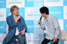 壇上でこの日初めて目を合わせ「あ、おはようございます」と挨拶する香取慎吾と稲垣吾郎。