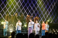 「SMASH」のパフォーマンスの様子。