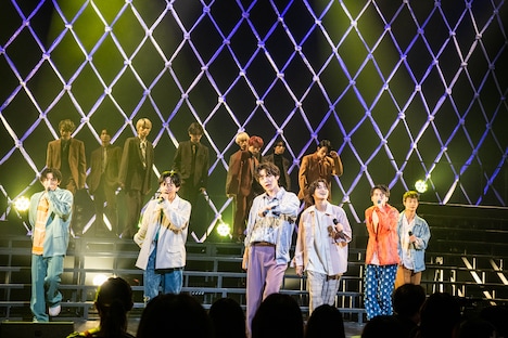 「SMASH」のパフォーマンスの様子。