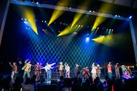 「SMASH」のパフォーマンスの様子。