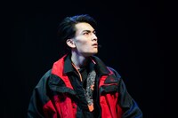 真紅の魔眼を晒す伊達竜宗（武藤潤）。