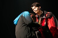 伊達竜宗（武藤潤）の胸の中で泣き崩れる伊達道久（小泉光咲）。