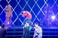 「はい、これで記憶改ざーん！」と眼帯をパタパタさせる武藤潤（原因は自分にある。 / 中央奥）。