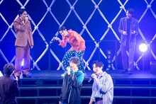 「はい、これで記憶改ざーん！」と眼帯をパタパタさせる武藤潤（原因は自分にある。 / 中央奥）。