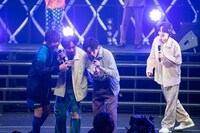 カメラに向かってピースするエビ高転校生チームの3人と、それを見守る大倉空人（右）。