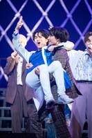 同い年のハル（超特急）をお姫様抱っこする柴崎楽（SUPER★DRAGON）。