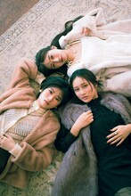 上から時計回りに牧野真莉愛（モーニング娘。’22）、佐々木莉佳子（アンジュルム）、加賀楓（モーニング娘。’22）。