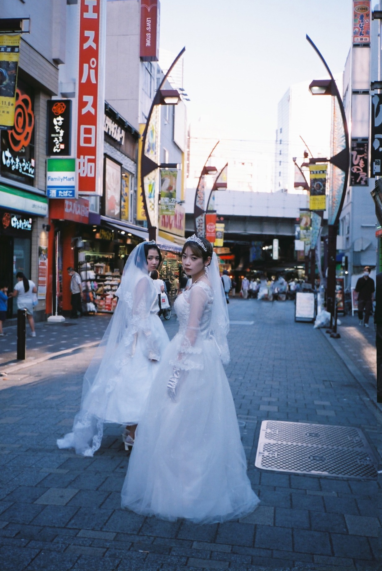 傷女融解。左から歌田真紀（G, Vo）、伊藤雛乃（Dr, Cho）。