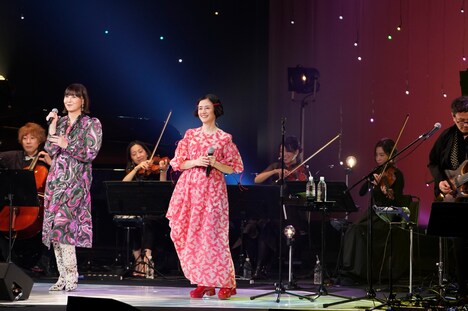 土岐麻子と原田知世。（撮影：三浦憲治）