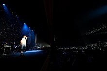 代表曲「時をかける少女」を披露する原田知世。場内には、ファンが彼女へのサプライズとして灯した無数の明かりが広がっていた。（撮影：三浦憲治）