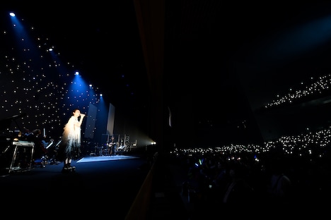 代表曲「時をかける少女」を披露する原田知世。場内には、ファンが彼女へのサプライズとして灯した無数の明かりが広がっていた。（撮影：三浦憲治）
