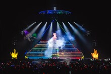 UFOから降りてくるように少しずつ降下するきゃりーぱみゅぱみゅ。（Photo by AKI ISHII）