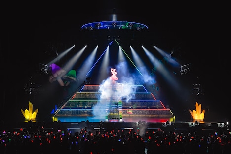 UFOから降りてくるように少しずつ降下するきゃりーぱみゅぱみゅ。（Photo by AKI ISHII）