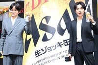 泡がこぼれそうなことを伝えるSexy Zoneの菊池風磨（左）と中島健人（右）。