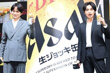 泡がこぼれそうなことを伝えるSexy Zoneの菊池風磨（左）と中島健人（右）。