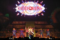 GASHクルーの3人を迎えての「どどんぱ」のパフォーマンス。（Photo by AKI ISHII）