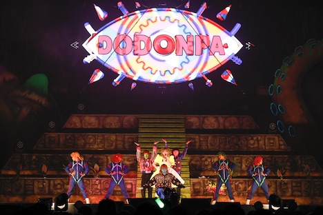 GASHクルーの3人を迎えての「どどんぱ」のパフォーマンス。（Photo by AKI ISHII）