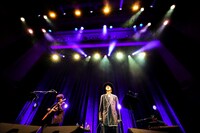 吉田山田「吉田山田デビュー13周年記念ライブ」の様子。（撮影：白石達也）