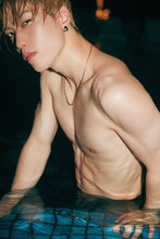 「藤原樹 1st写真集 MYSTERIOUS」より。