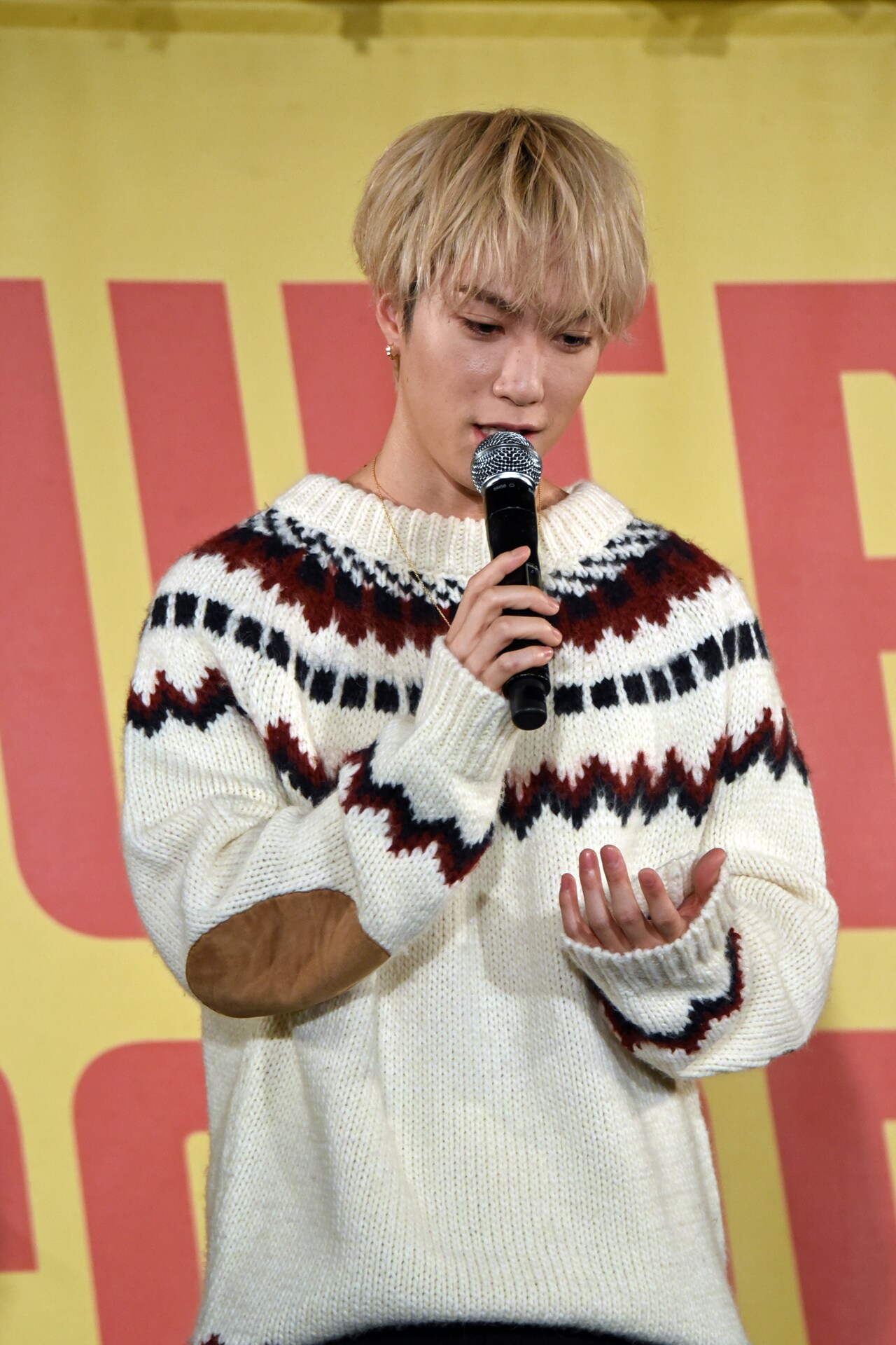 僕が普段見ているかわいいマース」をジェスチャーとともに説明する藤原