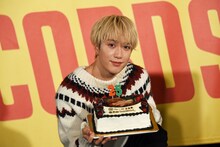 サプライズで贈られたケーキを手にする藤原樹。