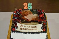 フォトセッション時のサプライズとして贈られたバースデーケーキ。