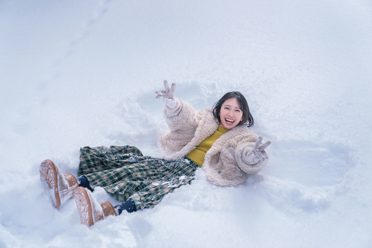 金村美玖（日向坂46）1st写真集「羅針盤」より、背中から雪に