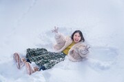 背中から雪にダイブする金村美玖（日向坂46）。（撮影：佐藤佑一）