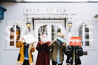 完全生産限定撮り下ろしフォトブック盤に同梱されるフォトブックのサンプル画像。