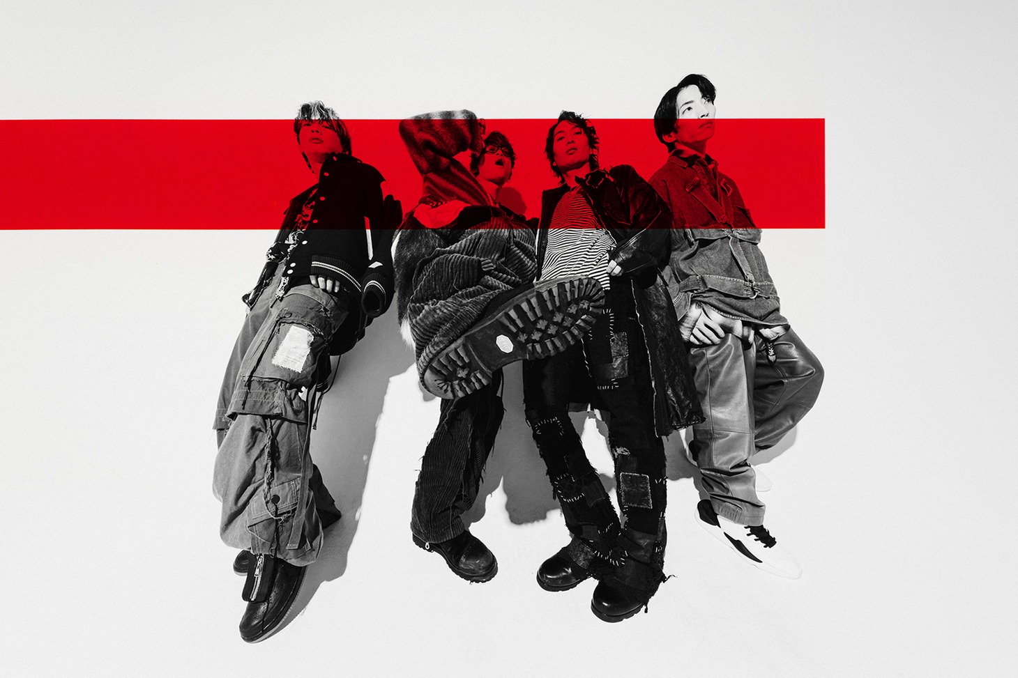 THE ORAL CIGARETTES。左から2番目が山中拓也（Vo, G）。