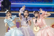 左から辻野かなみ、杏ジュリア、坂井仁香。（写真提供：エイベックス）