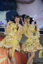 左から菅田愛貴、辻野かなみ。（写真提供：エイベックス）