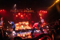 左からあきらかにあきら（B, Cho）、山中拓也（Vo, G）。（撮影：ハタサトシ）