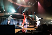 「Go Girl～恋のヴィクトリー～」でアクロバットを披露する柏木ひなたと星名美怜。