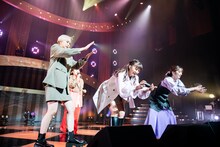 滑り止めのベビーパウダーを丹念に塗布する安本彩花、星名美怜、真山りか（左から）。