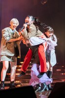 ステージをぐるぐる回るもち神輿。