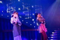 真山りか（左）と柏木ひなた（右）。