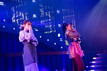 真山りか（左）と柏木ひなた（右）。