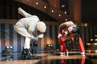 なぜか低さを競う安本彩花（左）と柏木ひなた（右）。